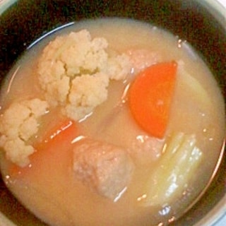 カリフローレと鶏だんごの甘酒スープ